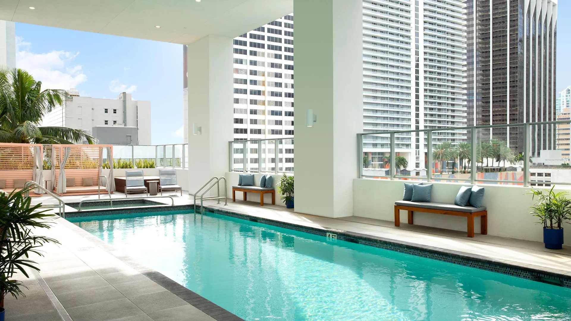 Where to Stay in Downtown Miami: 3 Airport Hotels Compared
