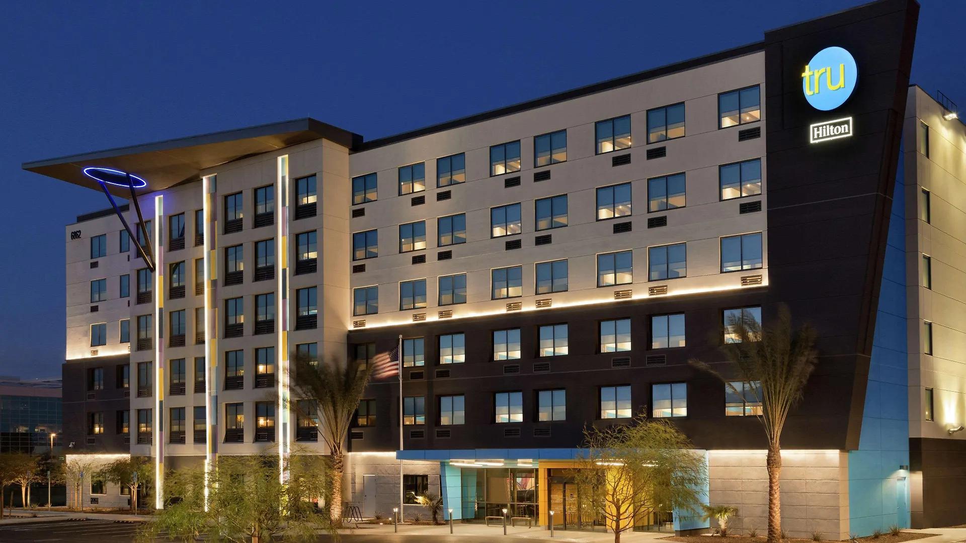 14 Smart Airport Hotels Near McCarran Las Vegas Worth Booking
