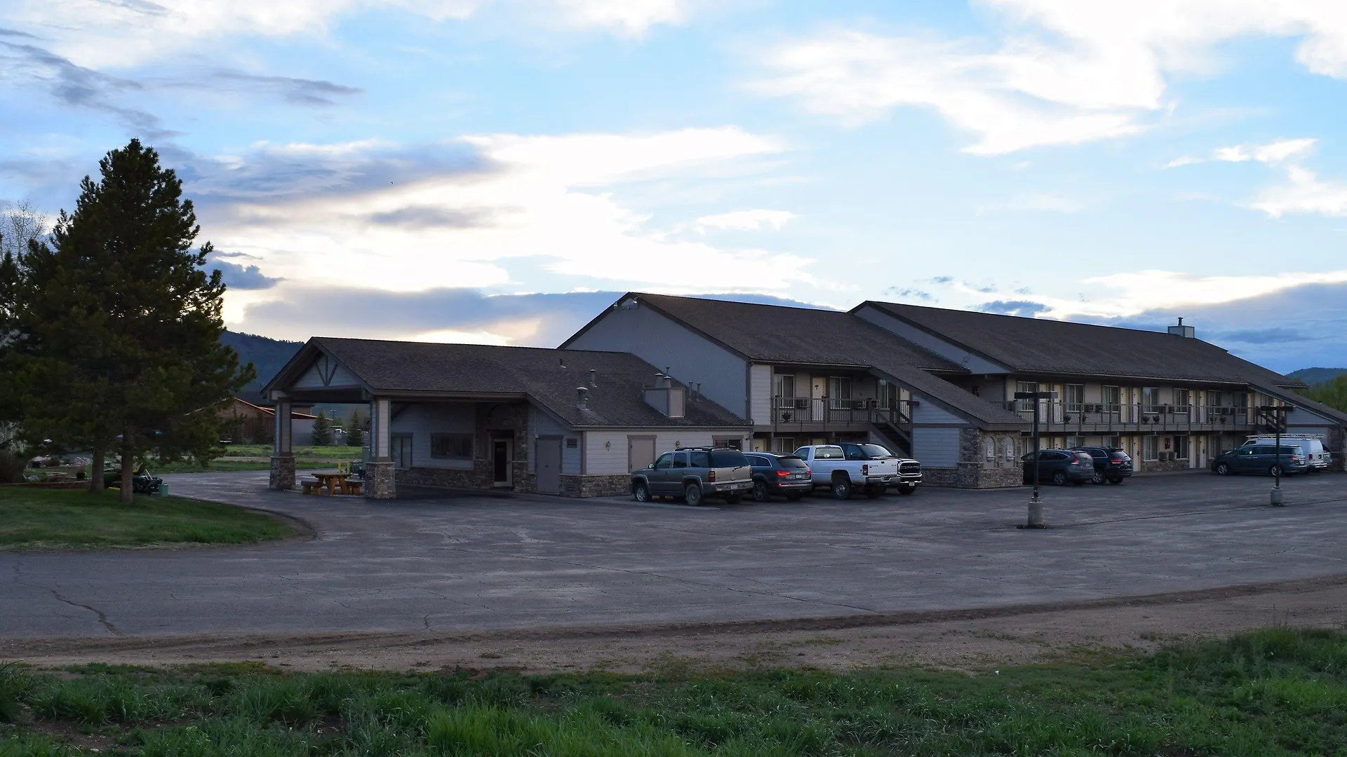 Where to Stay in Roosevelt National Forest: 4 Best Central Hotels