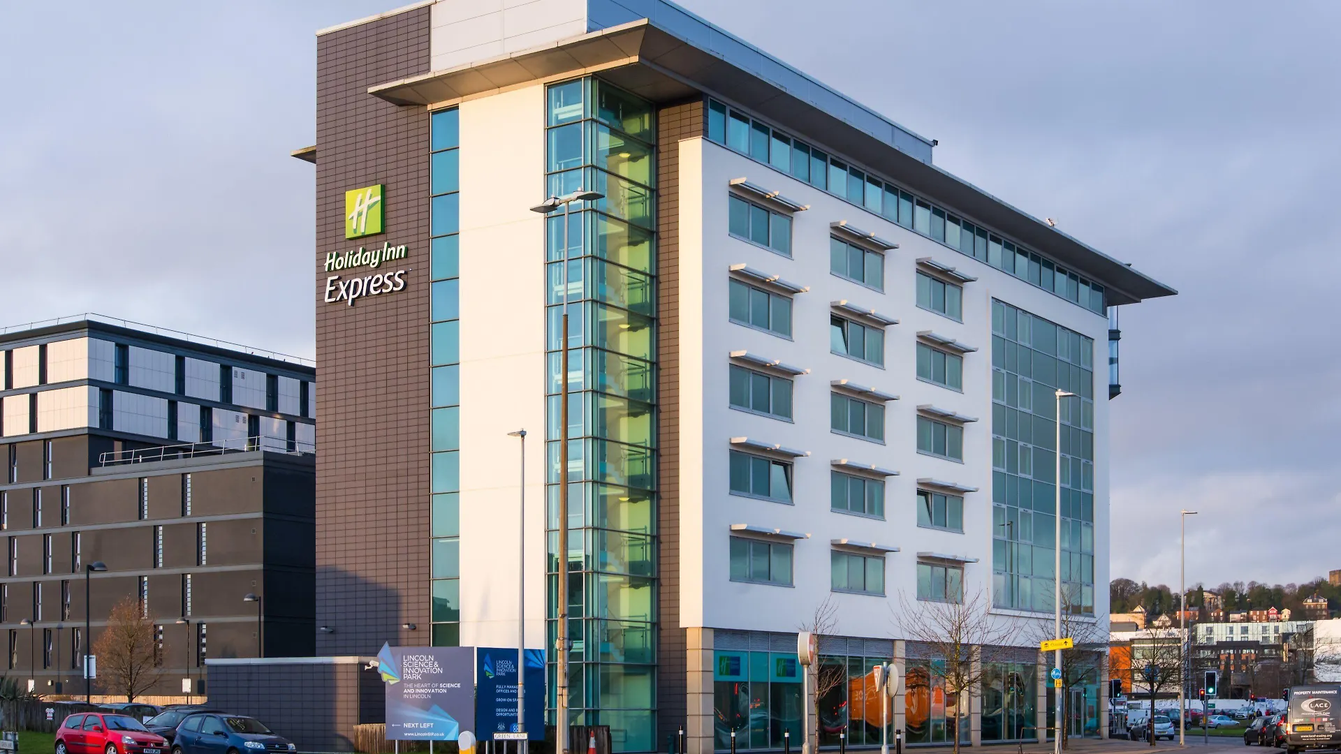 Staying Near Ellis's Windmill: 9 Central Lincoln Hotels Compared