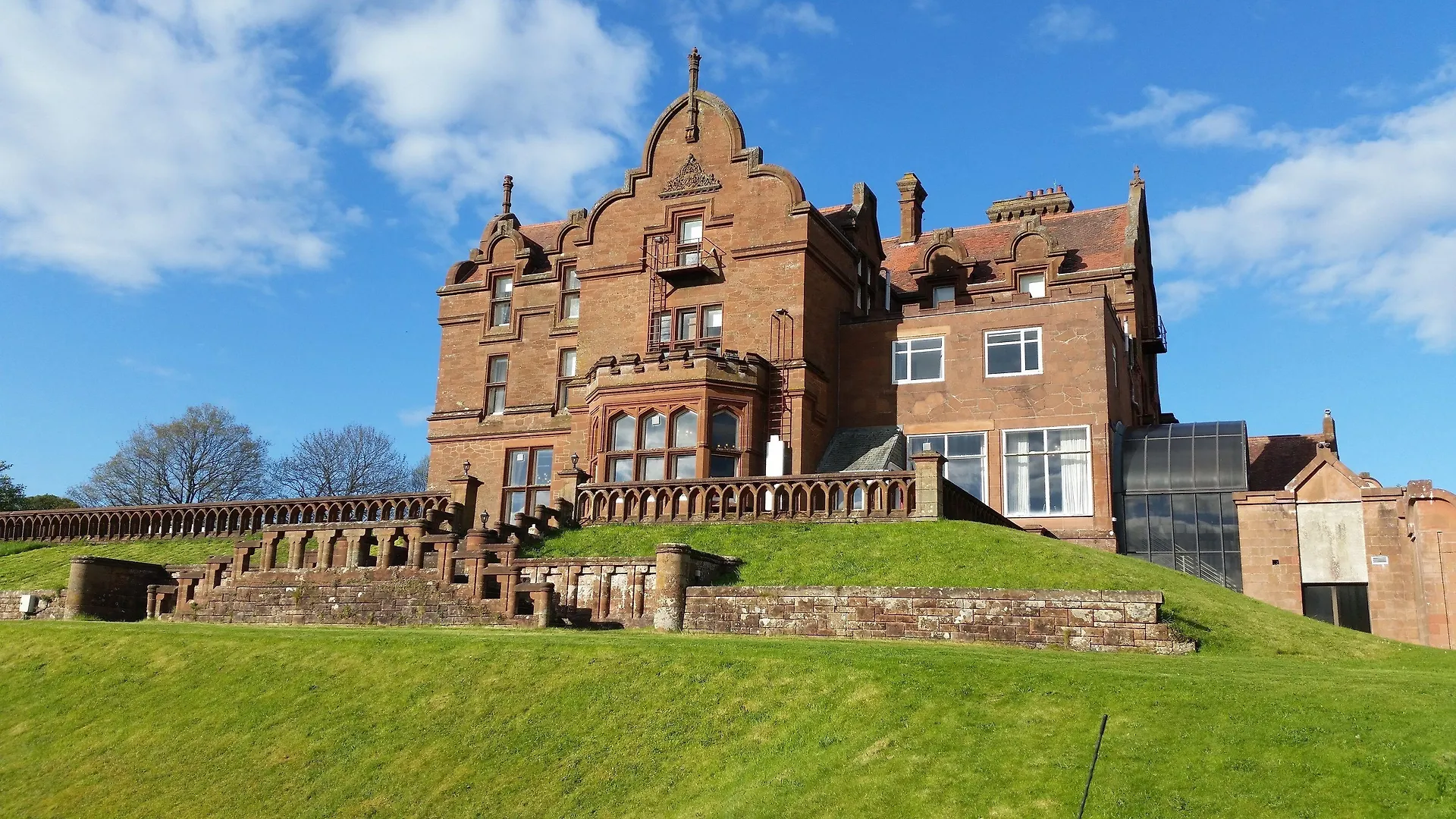 2 Family-Friendly Hotels Near L A Bowl Ayr for Easy Access