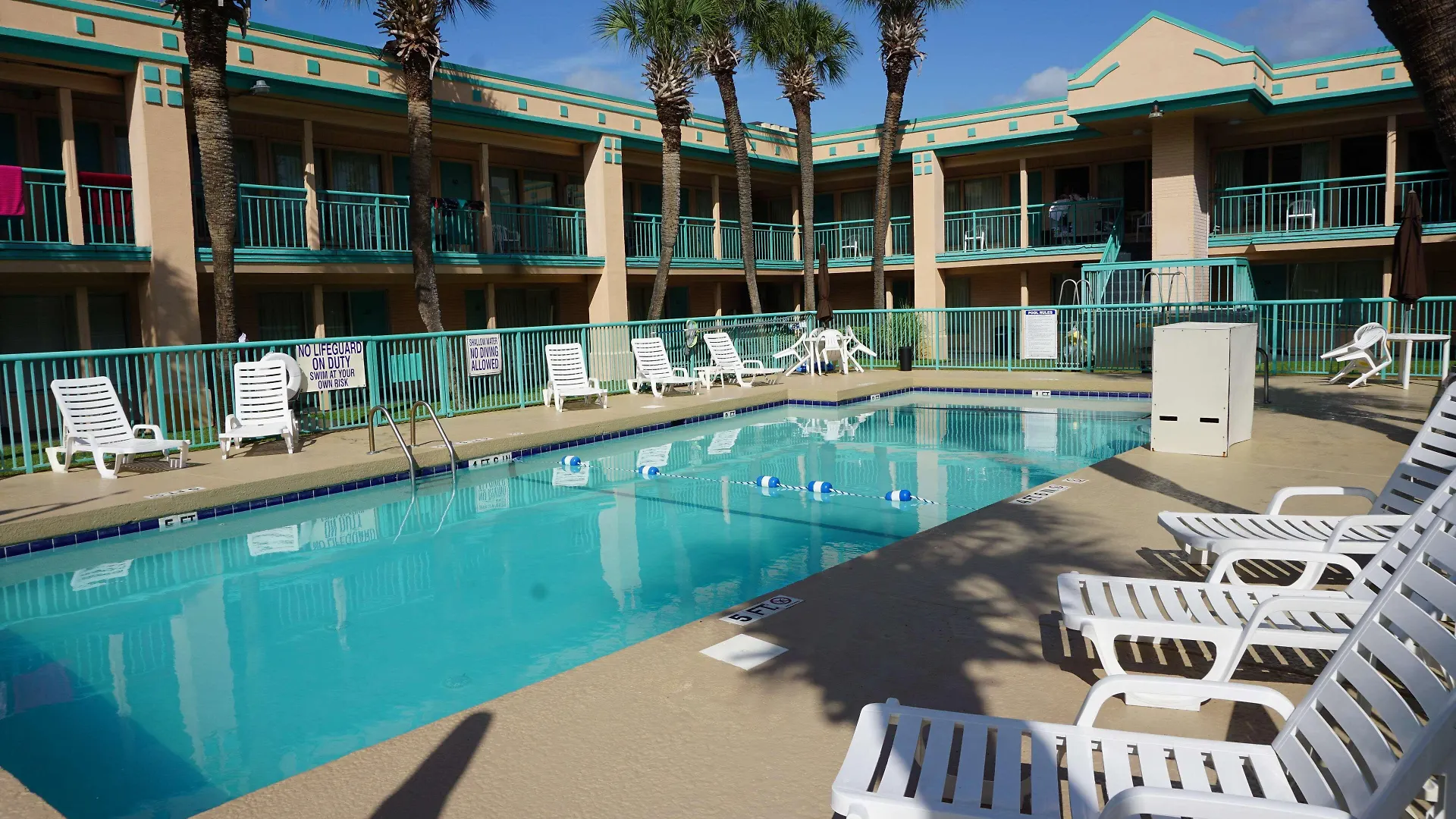 Staying Near Lost Mine Mini Golf: 12 Budget Hotels Compared
