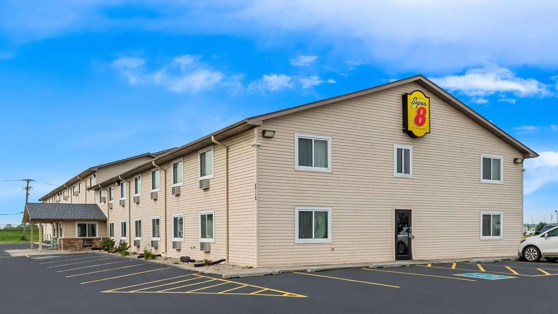 4 Airport Hotels Near Mid-America Center Worth Booking