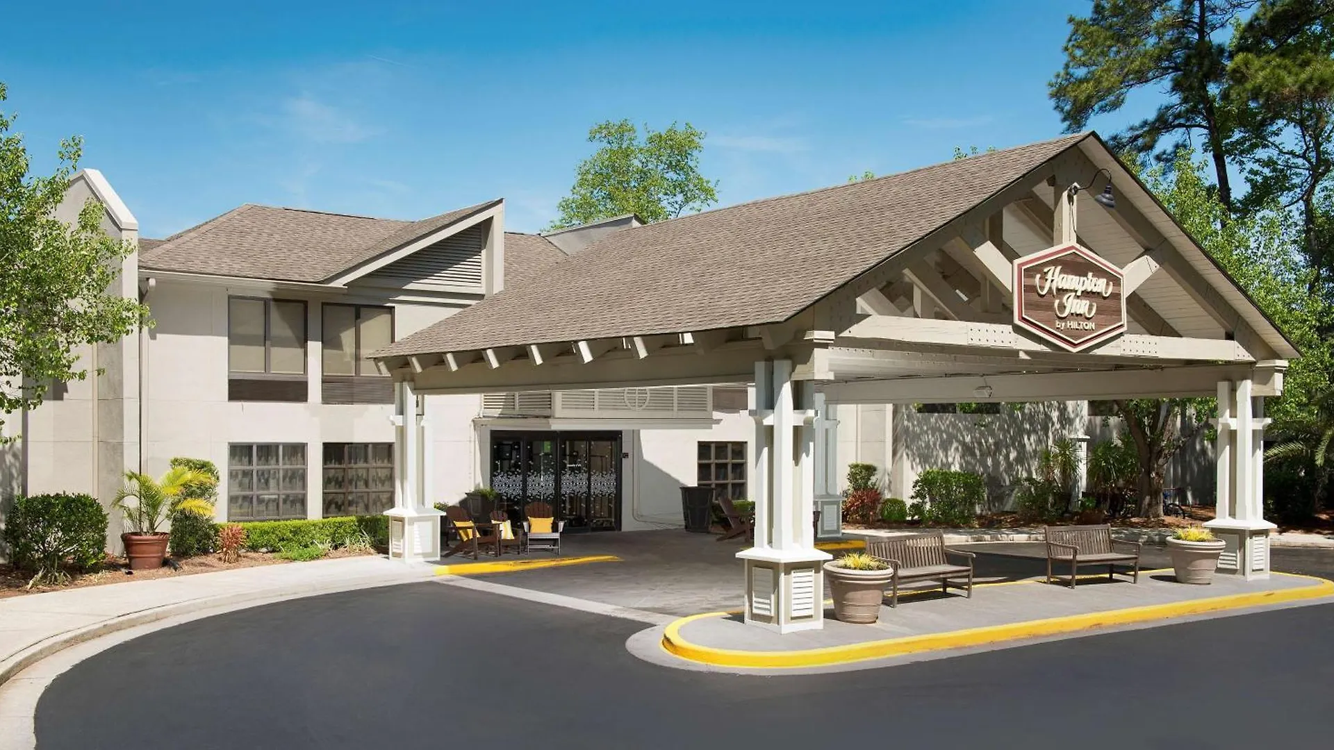 4 Mid-Range Hotels Near South Island Square That Deliver