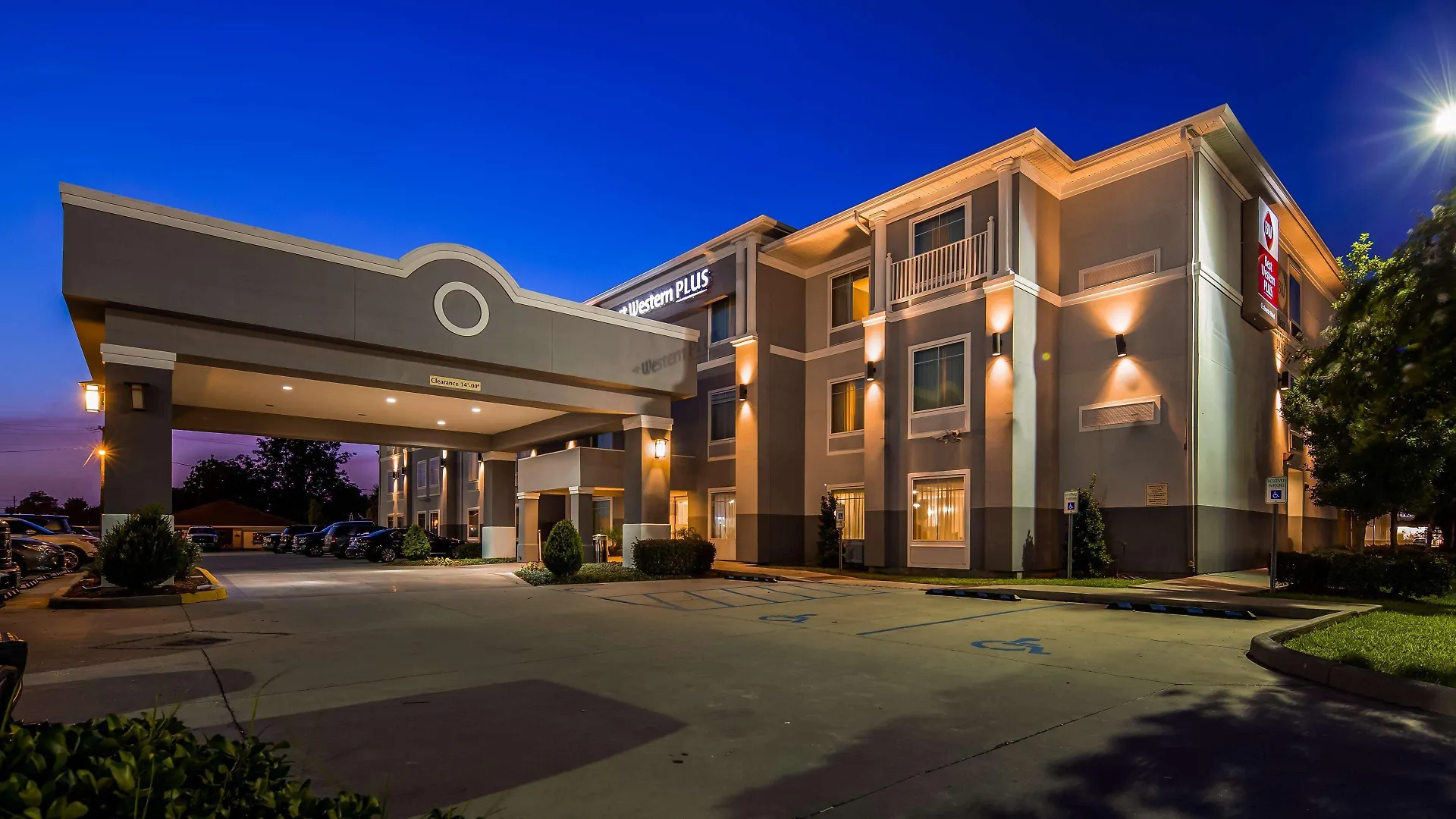 4 Business Hotels Near Natchez Steamboat Cruise Worth Booking