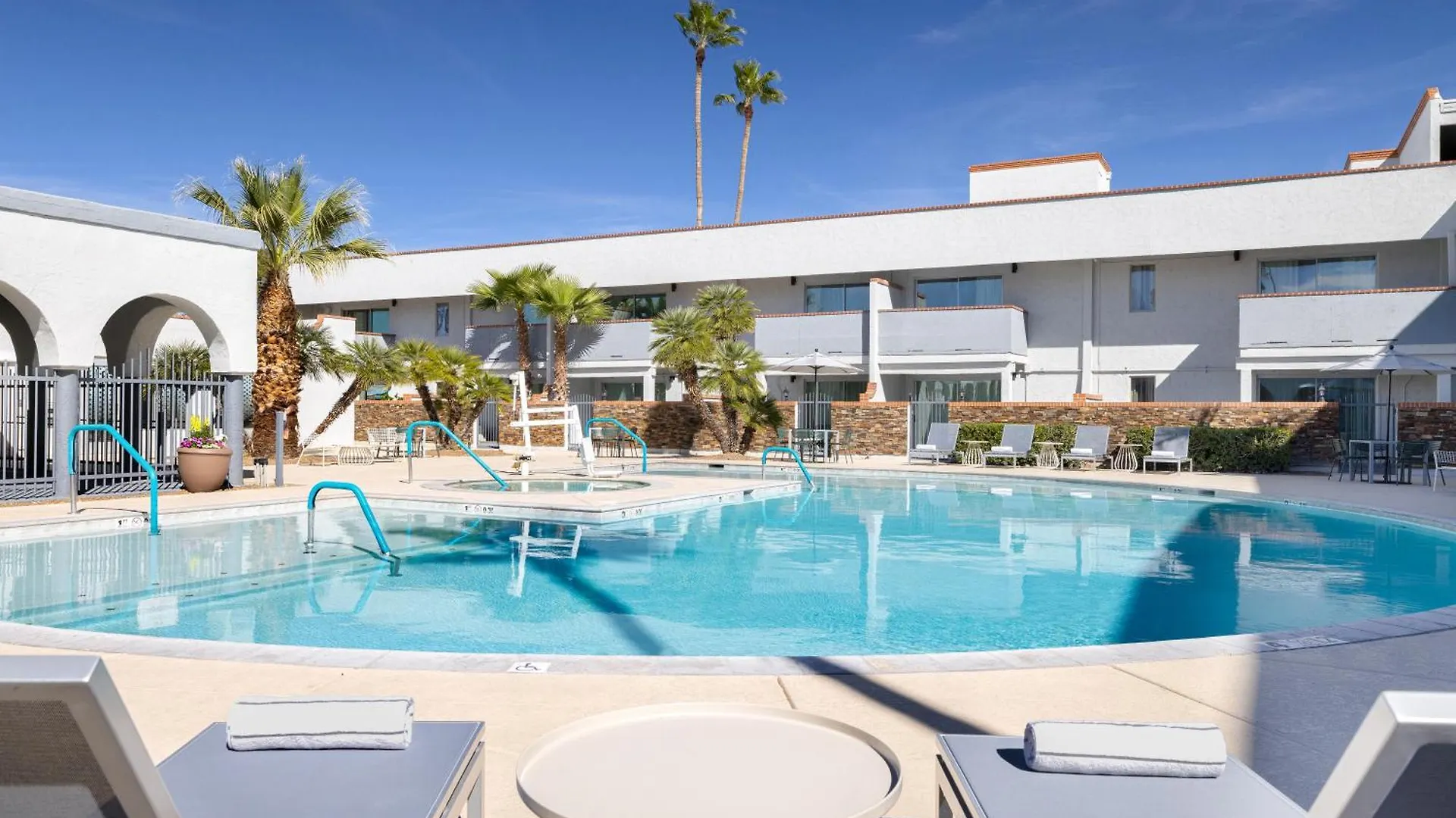 4 Business Hotels Near Davis-Monthan AFB Worth Booking