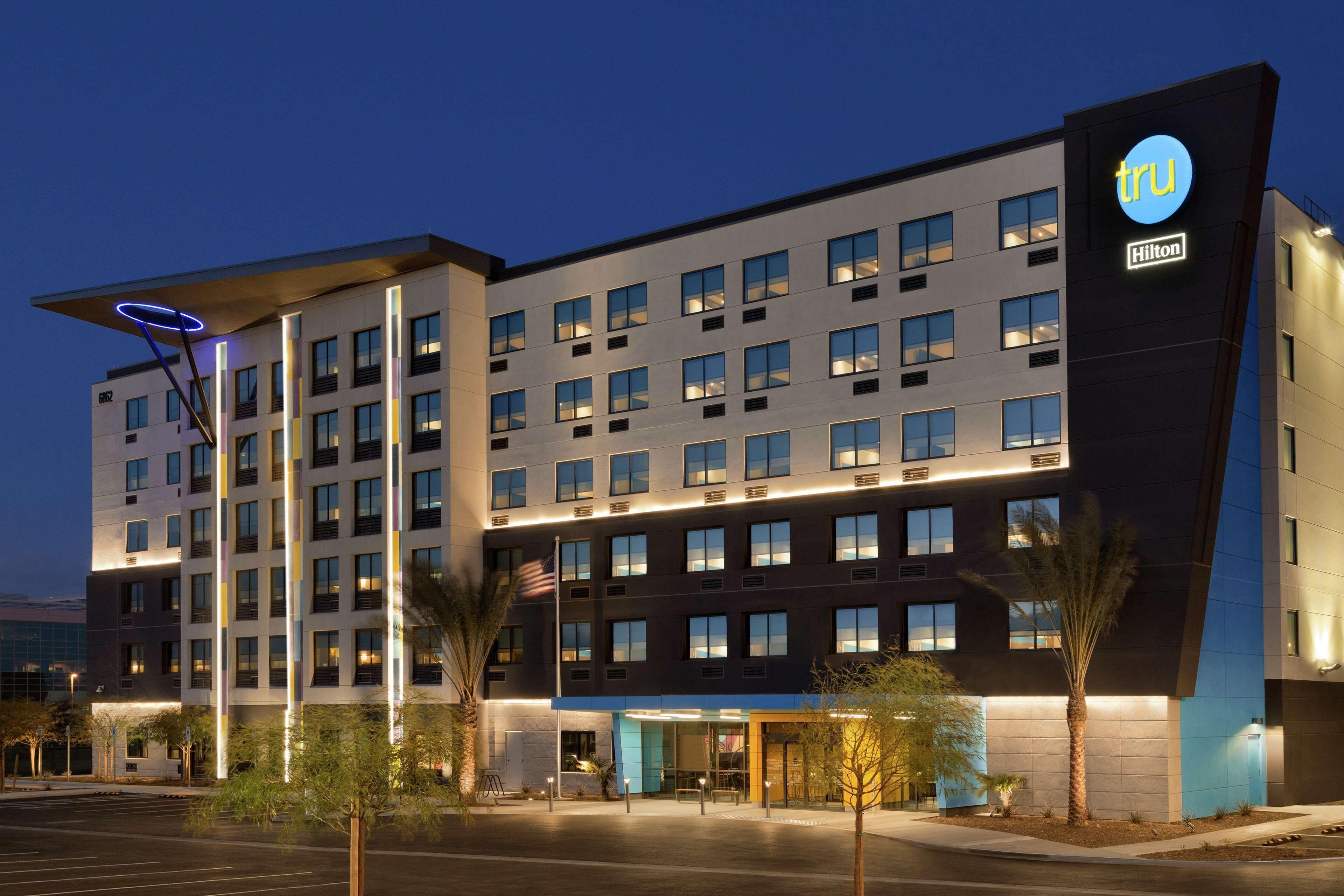 14 Smart Airport Hotels Near McCarran Las Vegas Worth Booking