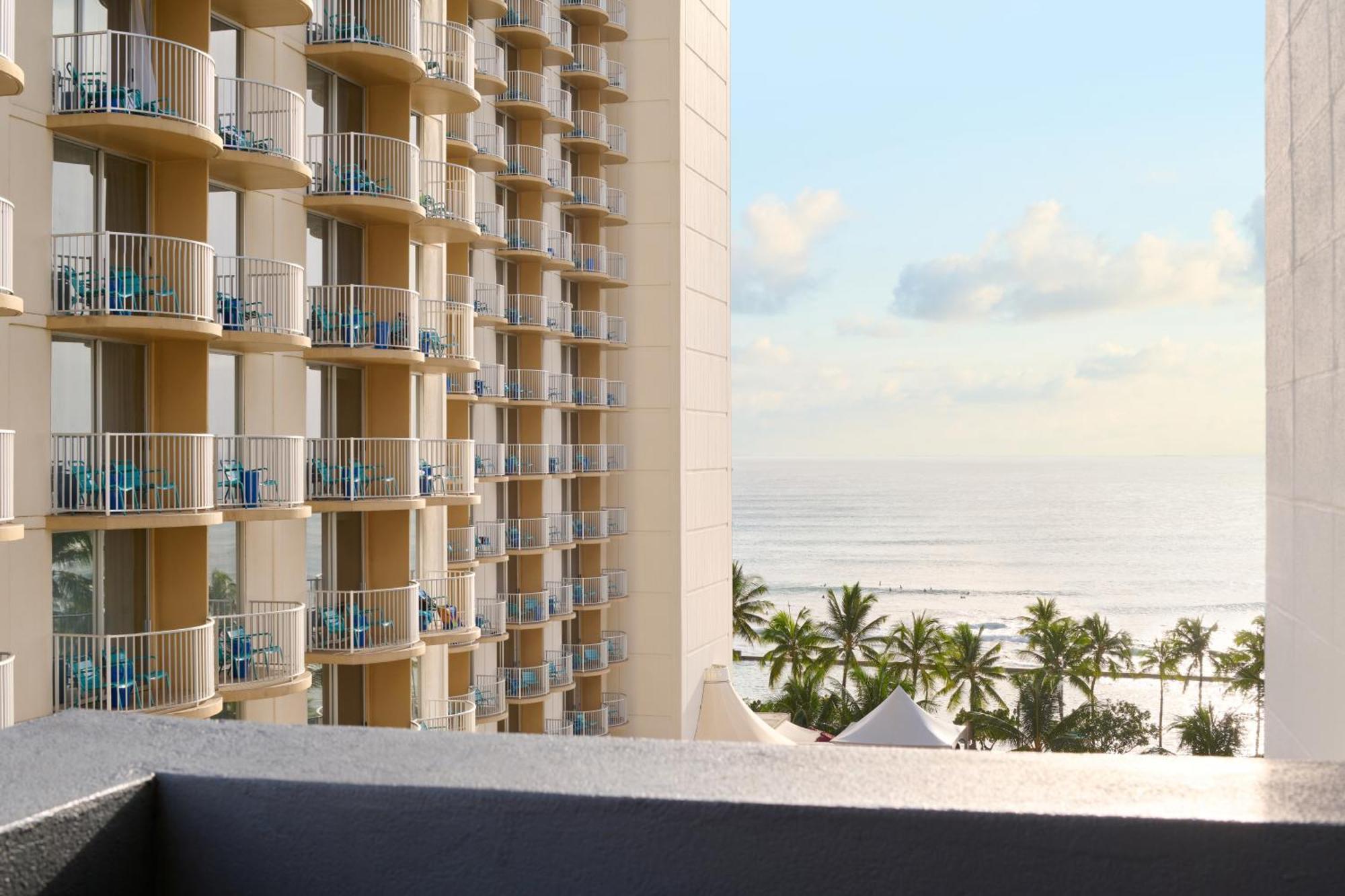 Staying in Waikiki: 5 Romantic Hotels Compared