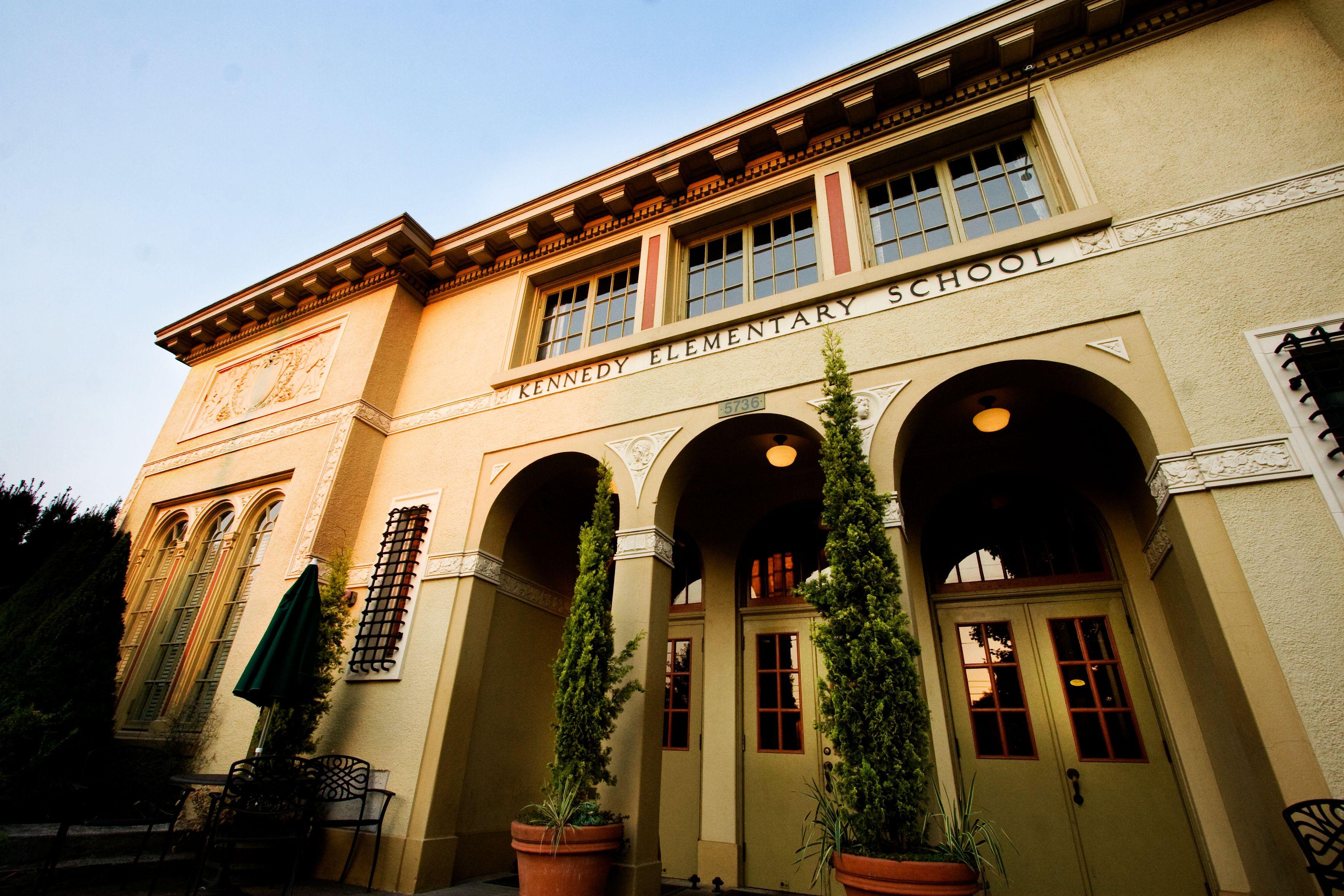 4 Smart Airport Hotels Near Fremont Bridge Worth Booking