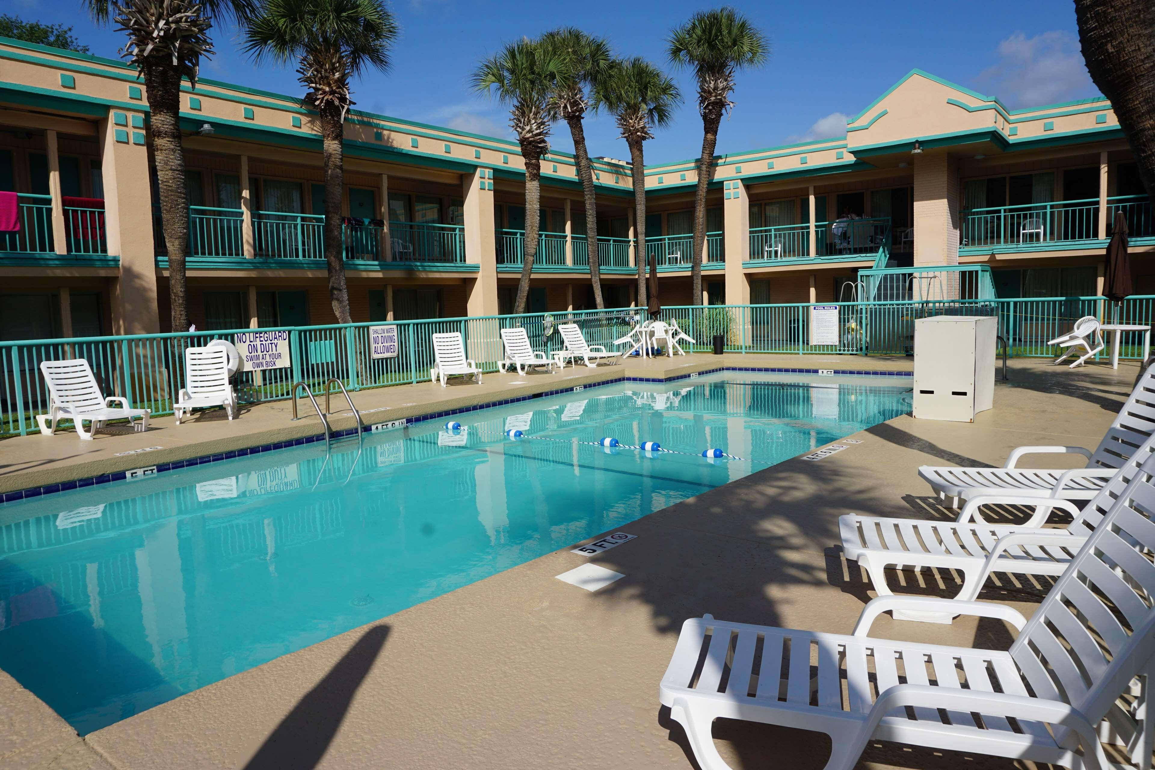 Staying Near Lost Mine Mini Golf: 12 Budget Hotels Compared