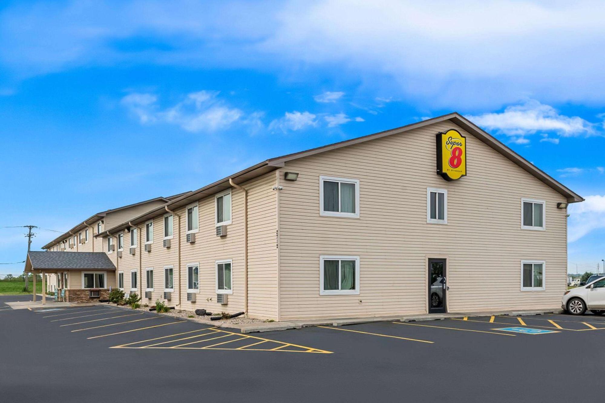 4 Airport Hotels Near Mid-America Center Worth Booking