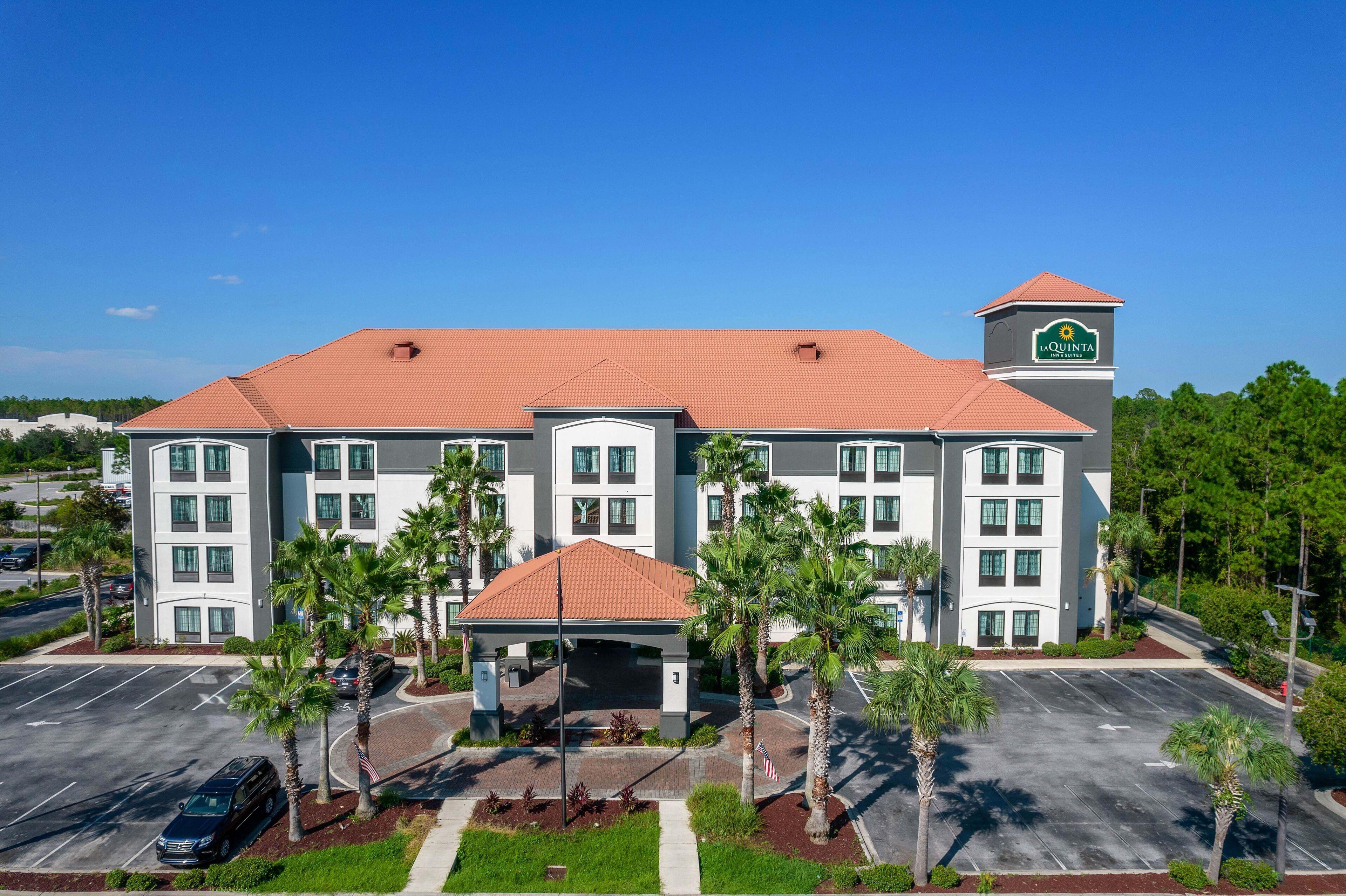7 Family Hotels Near Goofy Golf That Deliver on Panama City Beach
