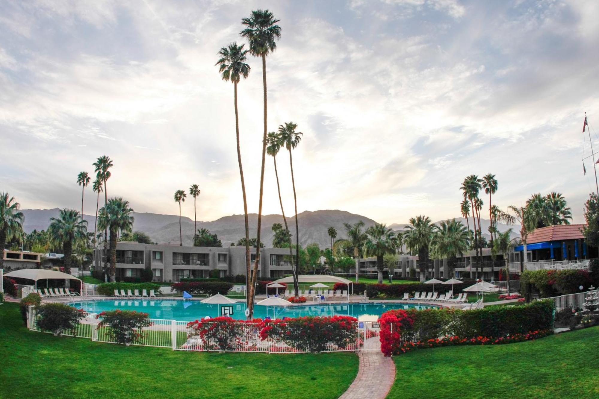 4 Golf Hotels Near Bloch Cancer Survivors Park Worth Booking