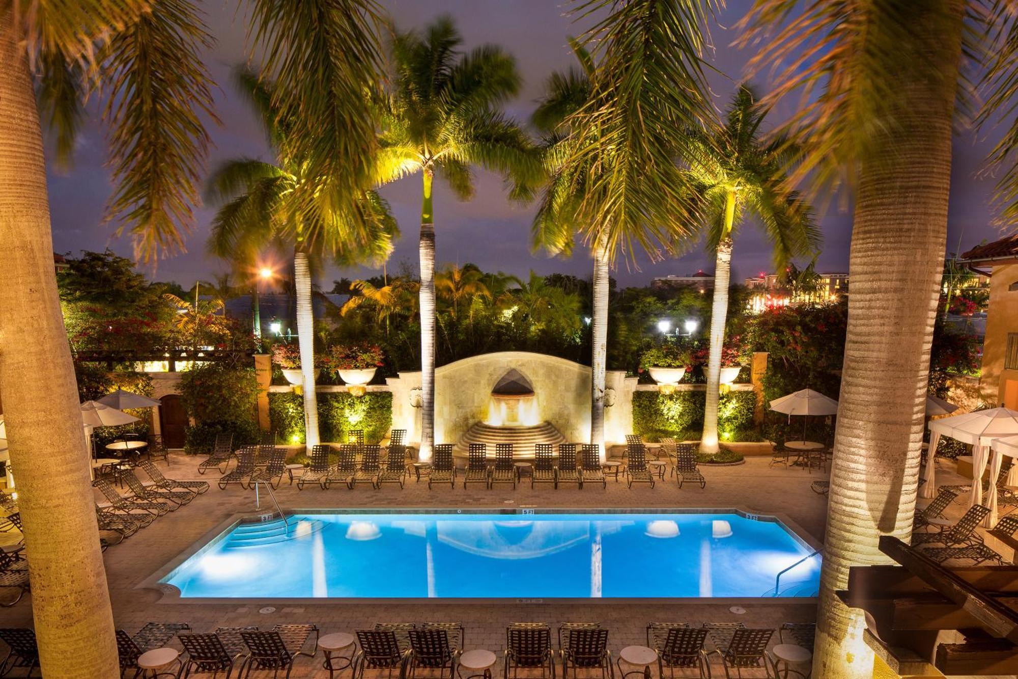 Staying Near Naples Museum of Art: 4 Romantic Hotels Compared