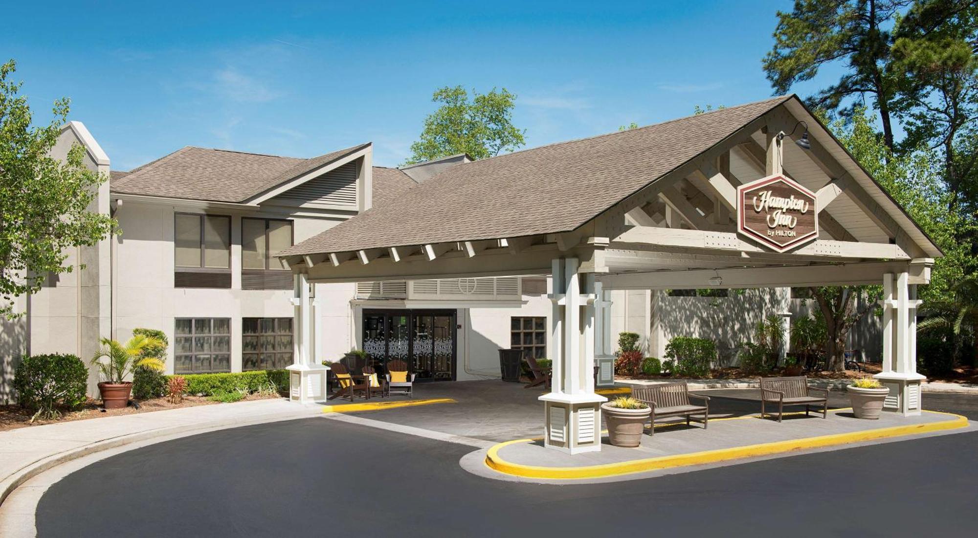 4 Mid-Range Hotels Near South Island Square That Deliver